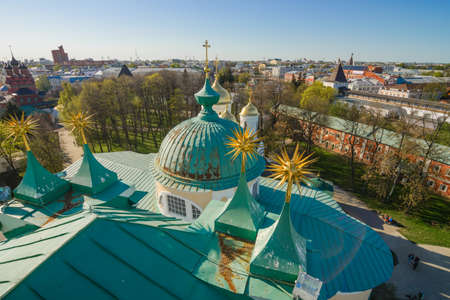 YAROSLAVL, RUSSIA - 10 MAY 2015: Spasskiy temple domes closes view and cityscape on May 10, 2015 in Yaroslavl, Russiaのeditorial素材