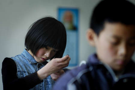 Experimental course is students to book knowledge into one of the most important means of capacity. Students are very serious attention of every detail.Xingtai City, Hebei Province, China, April 27, 2011.のeditorial素材
