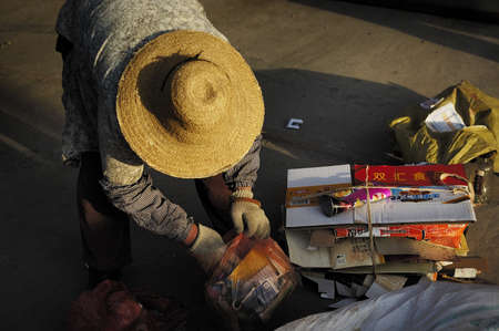 Cities in China, there are many such cleaners, they do not have a formal organization or company.They travel frequently to the residential area garbage or old items.Xingtai City, Hebei Province, China, May 5, 2010.のeditorial素材