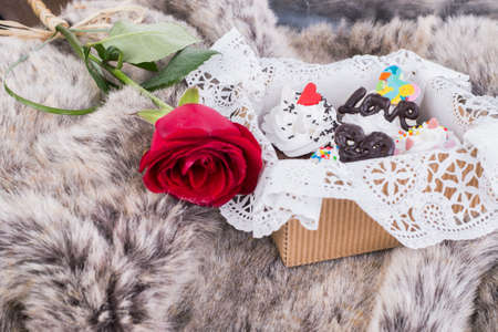 Red rose and Valentines cakesの写真素材
