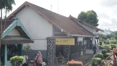 Unidentified people visit the temple.の写真素材