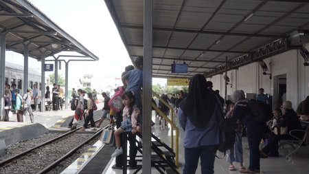 Unidentified people waiting for train at the station.の写真素材