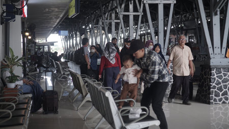 Passengers waiting for the train at Suvarnabhumi International Airport.の写真素材