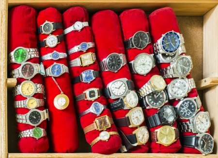 Old clocks on a shelf in shopの写真素材