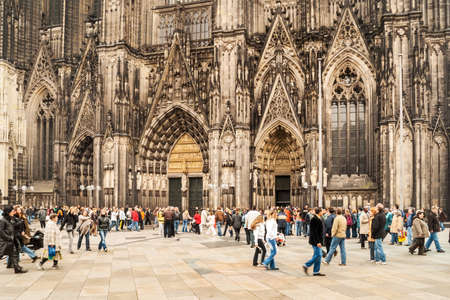 Tourists and residents in front of the Cologne Cathedral on March 18, 2007 in Cologne, Germany. It is Germanys most visited landmark visited by 20.000 people a day.のeditorial素材