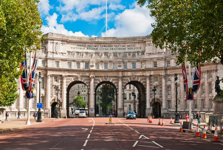 Admiralty Arch is a large office building in London which incorporates an archway providing road and pedestrian access between The Mall, which extends to the South-West, and Trafalgar Square to the North-East.のeditorial素材