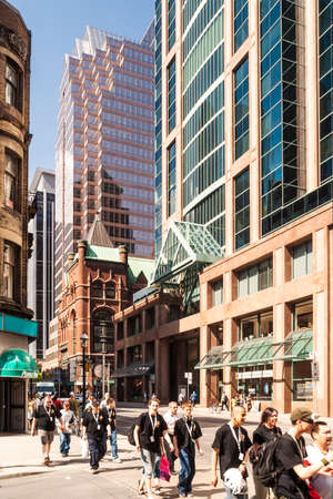 TORONTO - MAY 10: Richmond and Yonge street intersection on May 10, 2007 in Toronto. In existance since 1794, Yonge Street was known as the longest street in the world with 1,896 km (1,178 mi). のeditorial素材