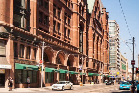 TORONTO - MAY 10: Richmond and Yonge street intersection on May 10, 2007 in Toronto. In existance since 1794, Yonge Street was known as the longest street in the world with 1,896 km (1,178 mi).のeditorial素材