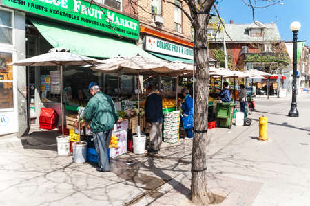 TORONTO - MAY 2: Shops in College Street, Little Italy on May 2, 2007 in Toronto. Little Italy district become popular with youngsters because of the vibrant nightlife and proximity to downtown.のeditorial素材