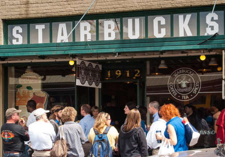 Original Starbucks store at 1912 Pike Place on May 18, 2007 in Seattle, Washington  Serving coffe in 20 891 stores in 62 countries, Starbucks is worldのeditorial素材