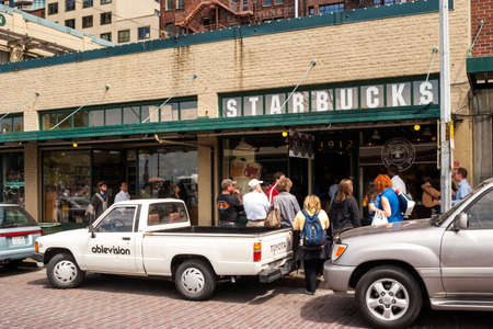 Original Starbucks store at 1912 Pike Place on May 18, 2007 in Seattle, Washington  Serving coffe in 20 891 stores in 62 countries, Starbucks is worldのeditorial素材