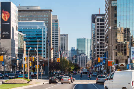 Traffic on University Avenue near Queenのeditorial素材