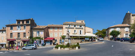 GORDES, FRANCE - AUGUST 12, 2015: Main square with bars, restaurants and a roundabout in village of Gordes, situated on top of a hill in French region Provence.のeditorial素材
