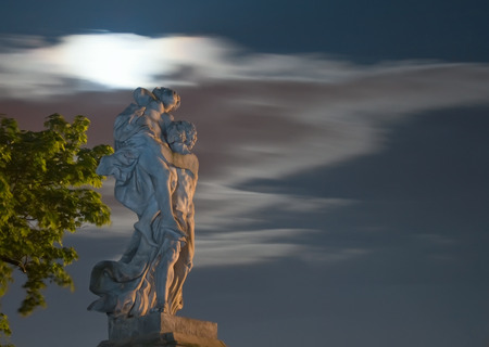statue sky nightの写真素材