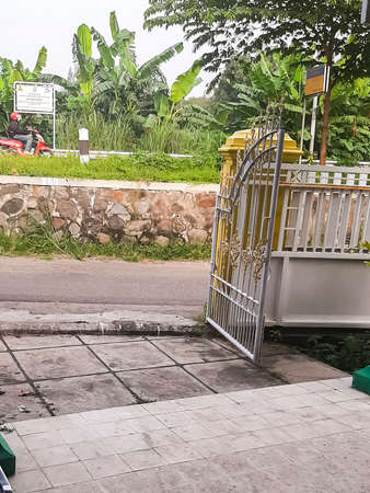 White iron fence
-DA-