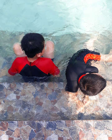 Kids having fun in the pool
-DL-の写真素材