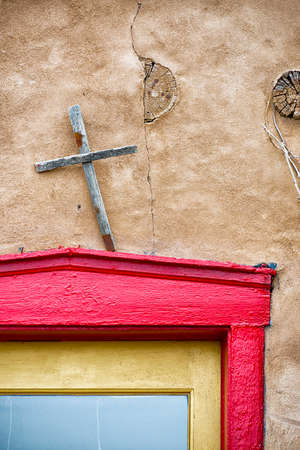 Cross adorning a multicolored shop entrance in Santa Fe, NMの写真素材
