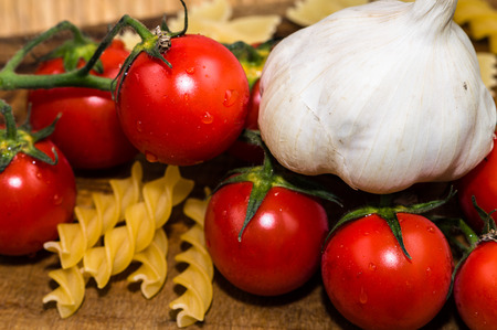 Close-up of tomatoes, garlic and pastaの写真素材