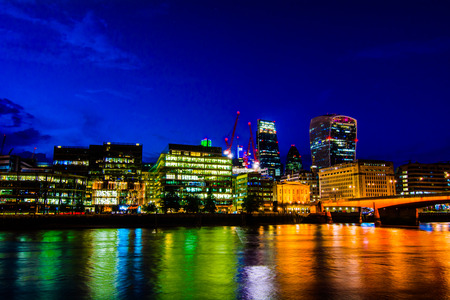 Places to visit in London: View of the Thames at nightのeditorial素材