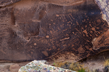 Petroglyphs of Newspaper Rock, a group of rockfaces with over 650 ancient carvings in Petrified Forest National Park, Arizona. The designs were created between 650 and 2,000 years ago.の写真素材