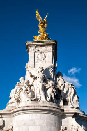 The Victoria Memorial is a sculpture dedicated to Queen Victoria, sculpted by Sir Thomas Brock in London, placed at the centre of Queen's Gardens in front of Buckingham Palace.のeditorial素材
