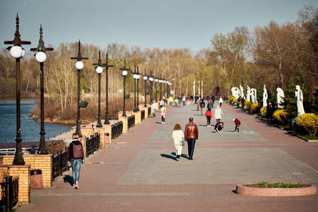 Kiev, Ukraine, 09.04.2020: Walking people on the Obolon quay. on a quarantine. Ban on walking - people violate. penalty. Air - life and health.のeditorial素材