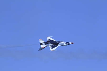 US Air Force F-16s flying at the Chicago Air Show 2011のeditorial素材