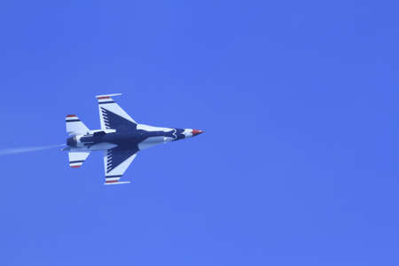 US Air Force F-16s flying at the Chicago Air Show 2011のeditorial素材