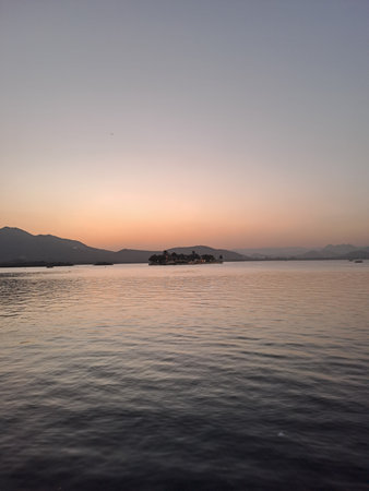 Sunset on Lake Pichola in Udaipur, Rajasthan, Indiaの写真素材