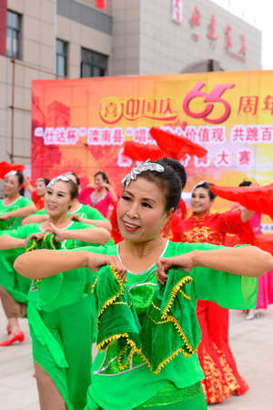 Luannan - September 29: women taking up acting close-up in shopping square, on September 29, 2014, the south of the luanhe river, hebei, China.のeditorial素材