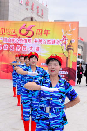 Luannan - September 29: collective dance woman individual performances of close-up in shopping square, on September 29, 2014, the south of the luanhe river, hebei, China.のeditorial素材