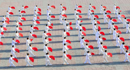Many people are performing tai chiのeditorial素材