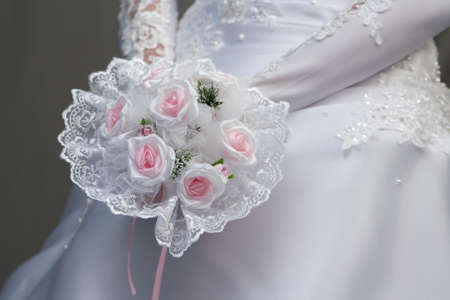 bride with pink roses bouquet