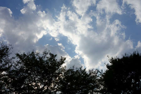 After the midsummer season, the weather of early autumn, the sea of clouds shining in the sky