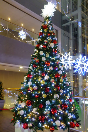 Christmas tree decoration object, joyful and joyful season, graceful and splendid Christmas tree of lights and ballsの写真素材