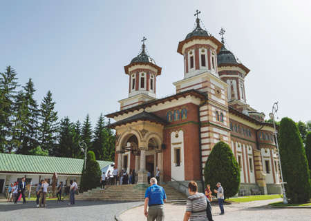 Sinaia, ROMANIA - June 18 2016: The yard of Sinaia monastery filled with tourists. SINAIA - June 18 2016のeditorial素材