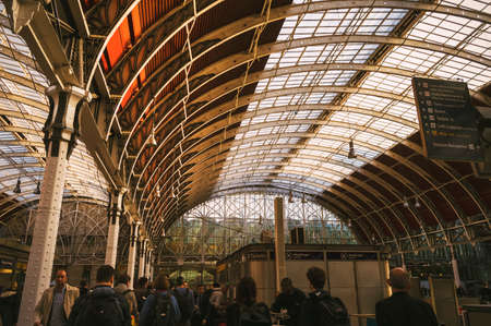 People in Paddington Station, one of Londons busiest and most important rail transport hubsのeditorial素材