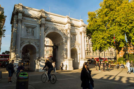 People on the street near Marble Arch, monument modeled after the Constantine Arch in Rome and Arc D Triumph in Parisのeditorial素材