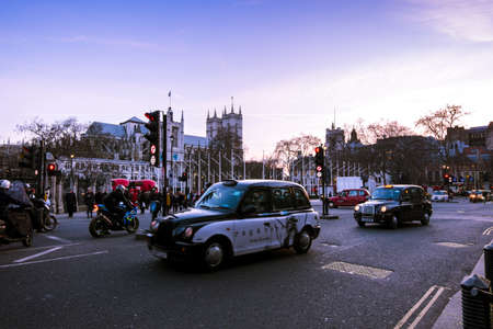 Traffic during rush hour at dusk in central London, near Westminsterのeditorial素材