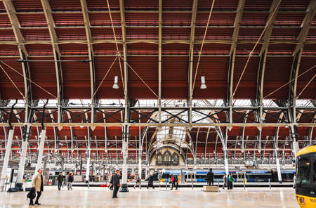 Interior view of Paddington station, one of Londons main transportation hubs. Locals and tourists commuting.のeditorial素材