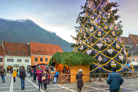 Christmas tree and nativity scene in the center of Brasov, with a view towards Tampa mountain.のeditorial素材