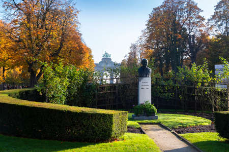 Robert Schuman statue with the Triumphal Arch in Cinquantenaire park in the backgroundのeditorial素材