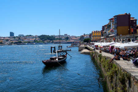 July 07, 2016:  Many tourists relax on a sunny summer afternoon alongside the Douro River. Porto, Portugalのeditorial素材