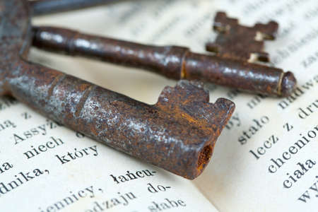 old keys over bookの写真素材