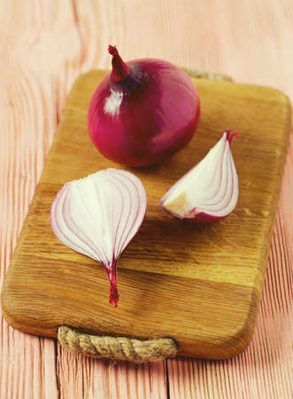 red onion on cutting boardの写真素材