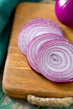 red onion on cutting boardの写真素材