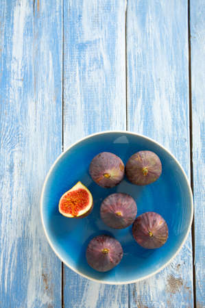 fresh figs on wooden tableの写真素材