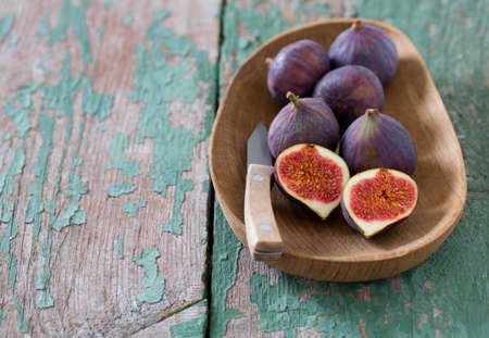 fresh figs on wooden tableの写真素材