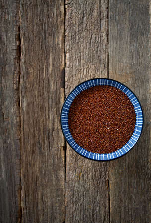 red quonoa on wooden surfaceの写真素材