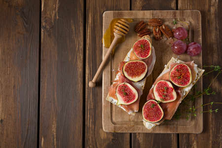 whole bread with cheese, parma ham and figsの写真素材
